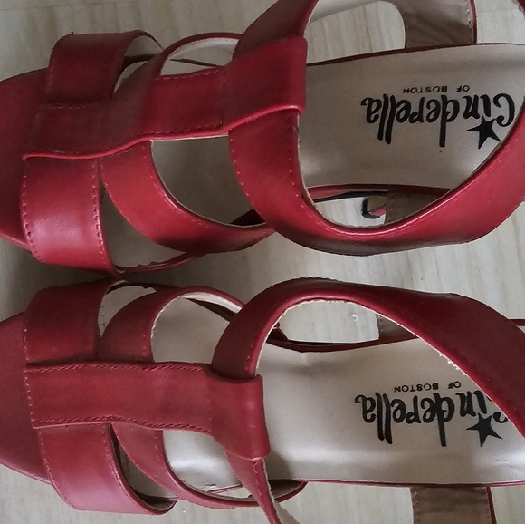 Red heels. Petite size 3M - Picture 3 of 4